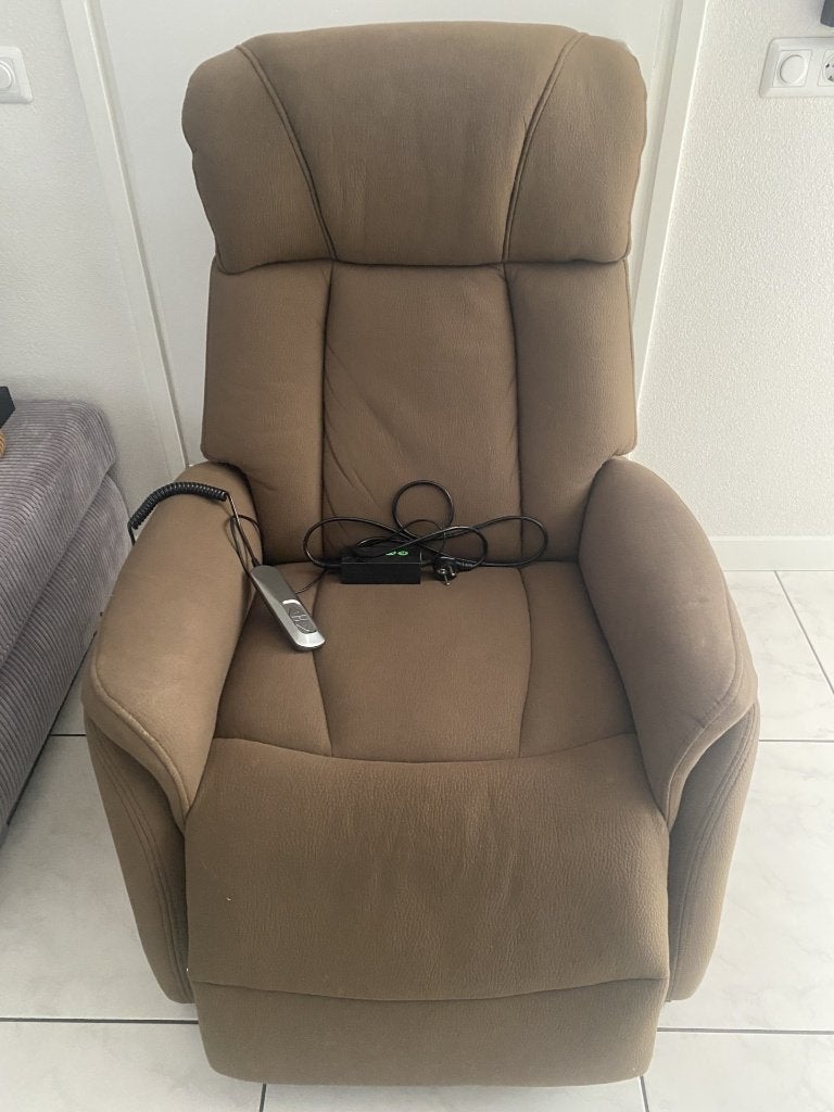 Senioren relaxstoel met elektr. afstandsbediening lichtbruin, Huis en Inrichting, Fauteuils, Ophalen, 75 tot 100 cm, Zo goed als nieuw