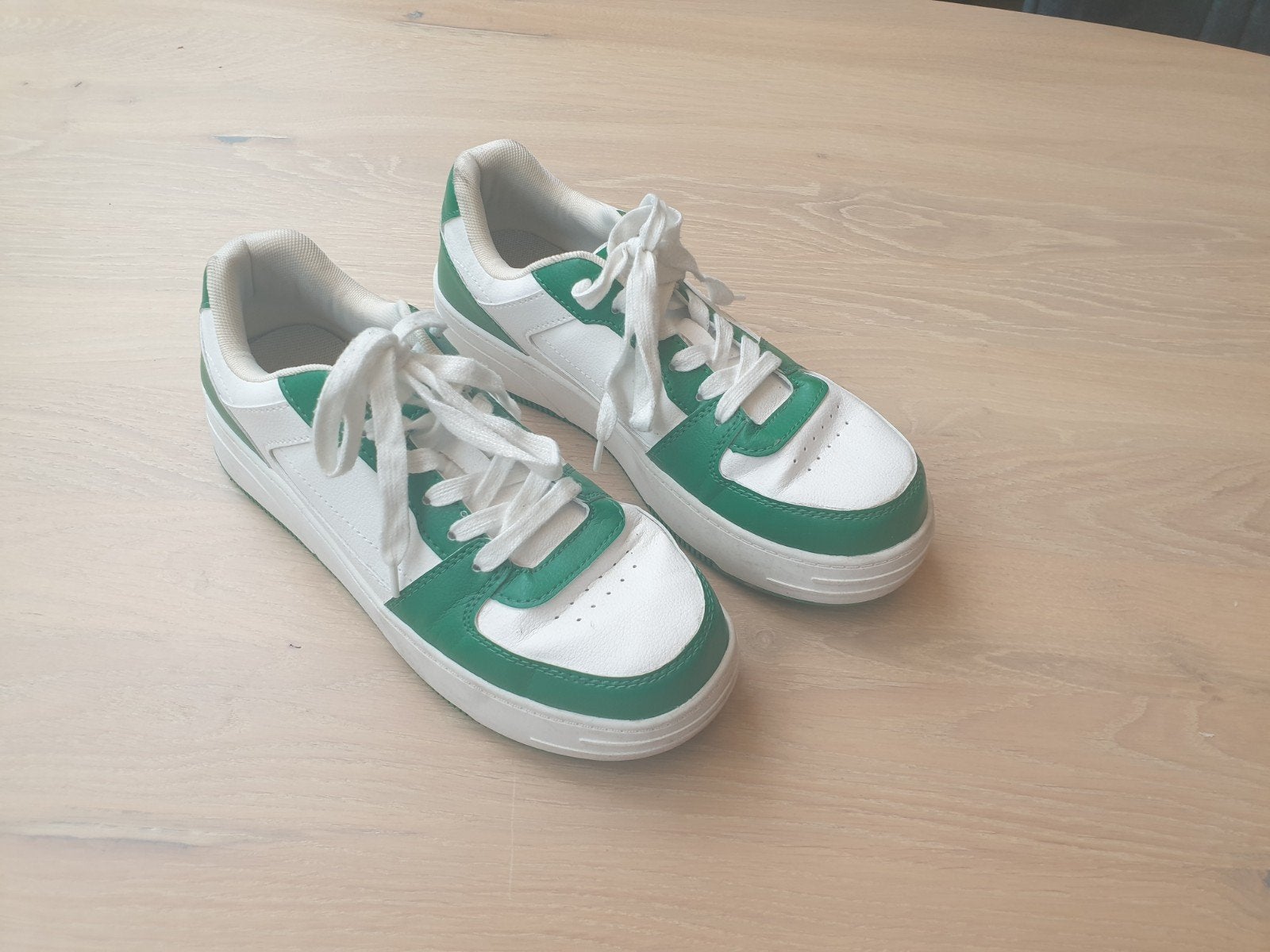 Witte/groene sneakers Pull&Bear maat 39.  Zo goed als nieuw, Pull&Bear, Wit, Ophalen of Verzenden, Sneakers of Gympen