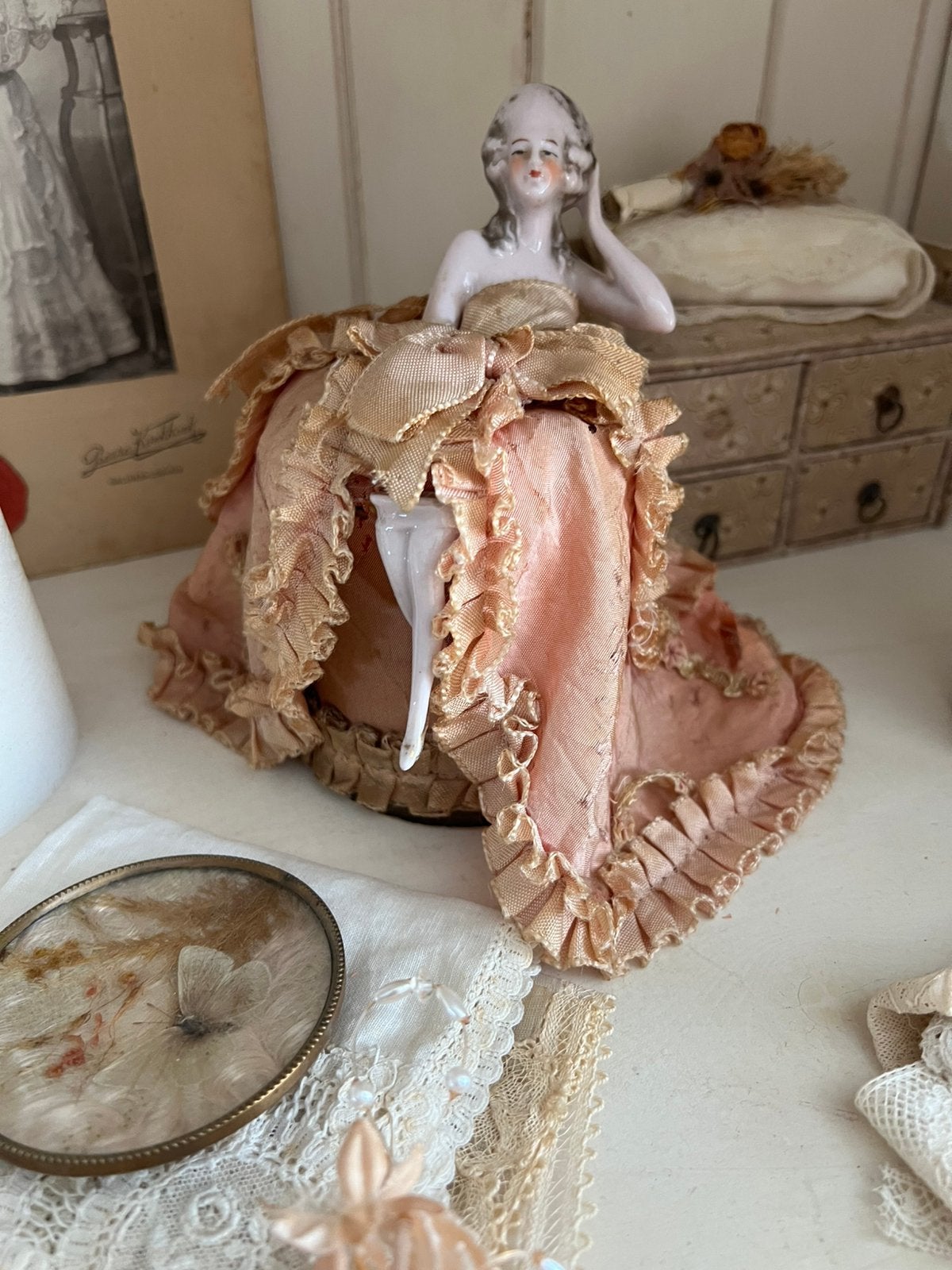 Brocante sofa doll, Antiek en Kunst, Curiosa en Brocante, Ophalen of Verzenden