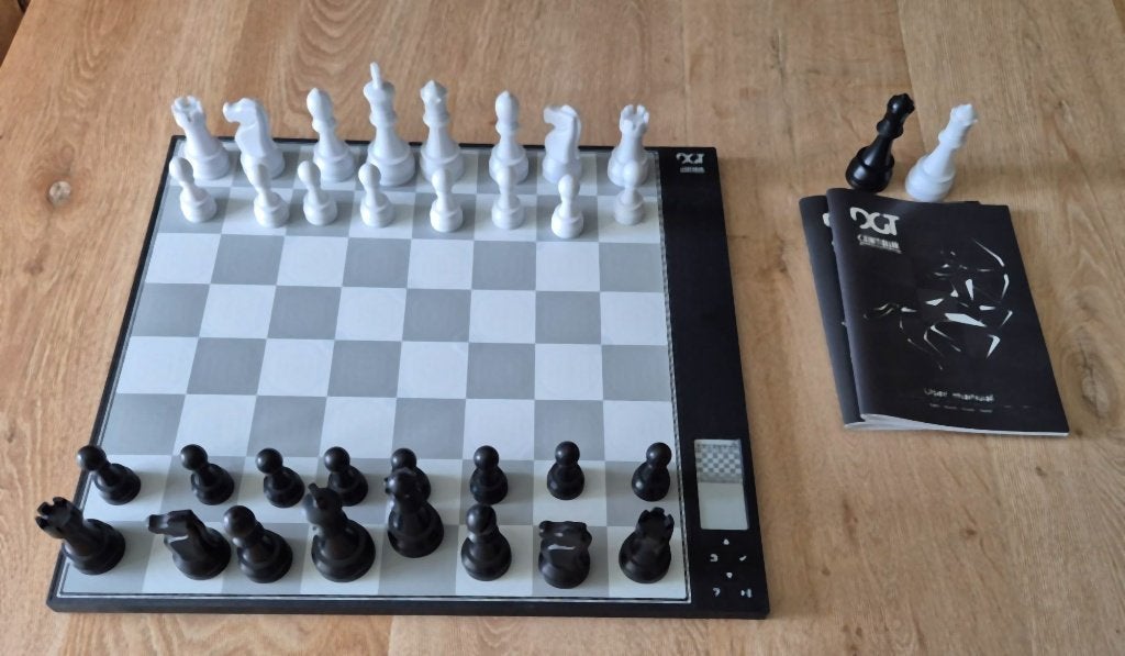 DGT Centaur Schaakcomputer - Zelflerend Schaakbord, Een of twee spelers, Ophalen of Verzenden, Zo goed als nieuw, DGT