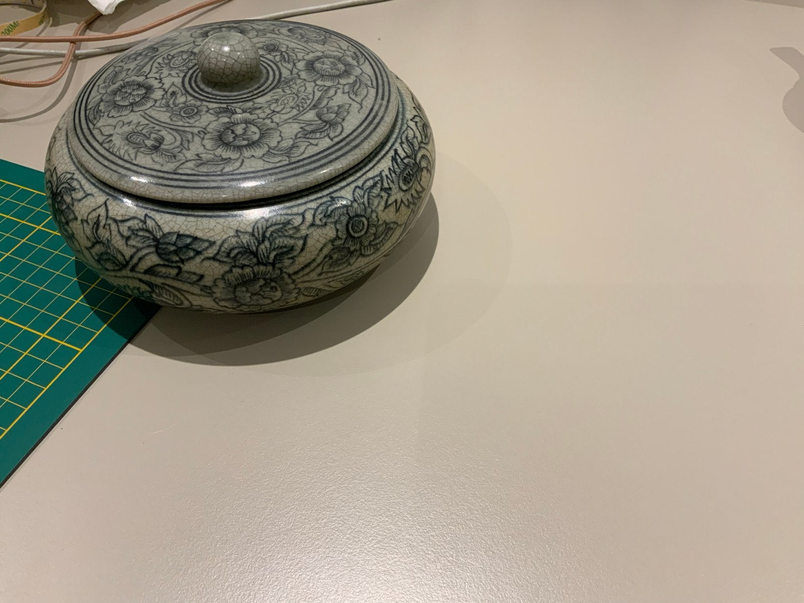 Antieke Chinese vaas met deksel, blauw-wit craquelé, Ophalen of Verzenden