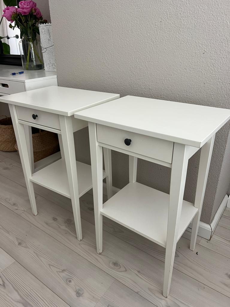 Twee witte nachtkastjes Ikea - Hemnes, Huis en Inrichting, Slaapkamer | Nachtkastjes, Ophalen, Zo goed als nieuw, 45 tot 65 cm