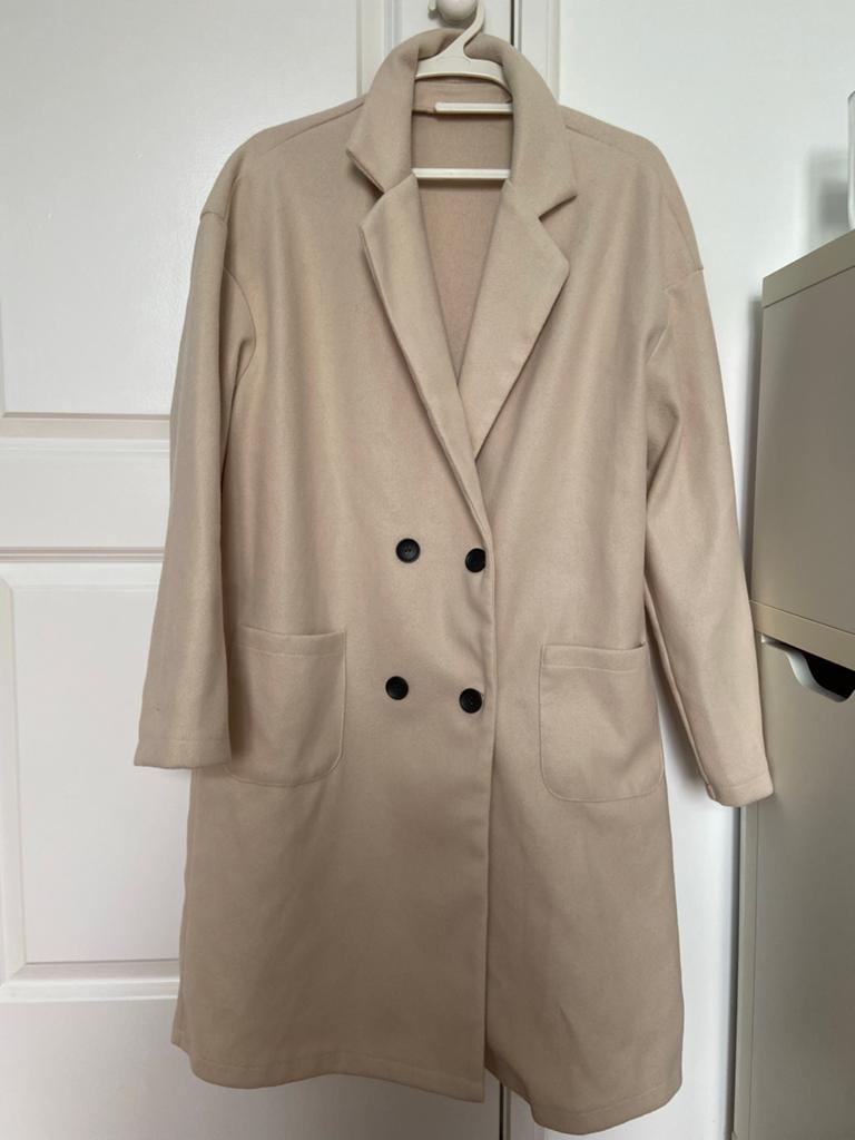 Beige damesjas met knopen en zakken - Maat M (valt groot), Verzenden, Zo goed als nieuw, Maat 38/40 (M), Beige