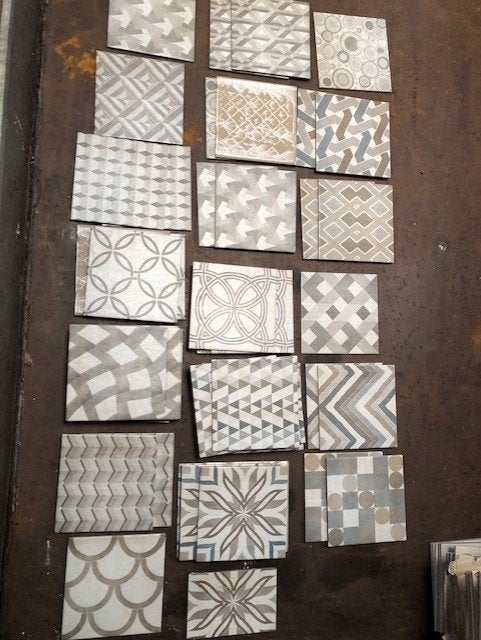 Tegel , diverse kleuren en motieven . totaal 47 stuks . maat, Ophalen, Nieuw, 20 tot 40 cm, Minder dan 5 m²