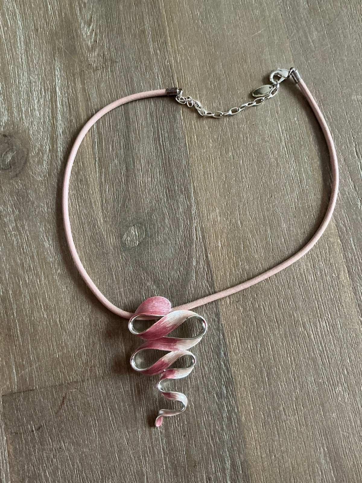 Ketting met zalm/roze hanger, Sieraden, Tassen en Uiterlijk, Kettingen, Nieuw, Ophalen of Verzenden, Roze, Overige materialen