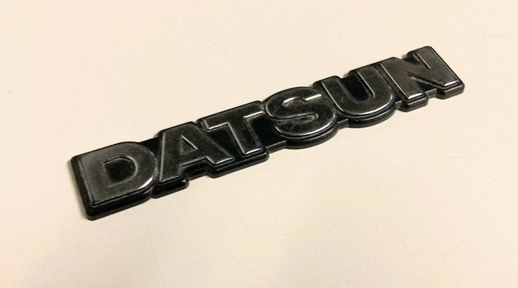 Datsun merk logo letters embleem, Ophalen of Verzenden, Gebruikt, Auto's