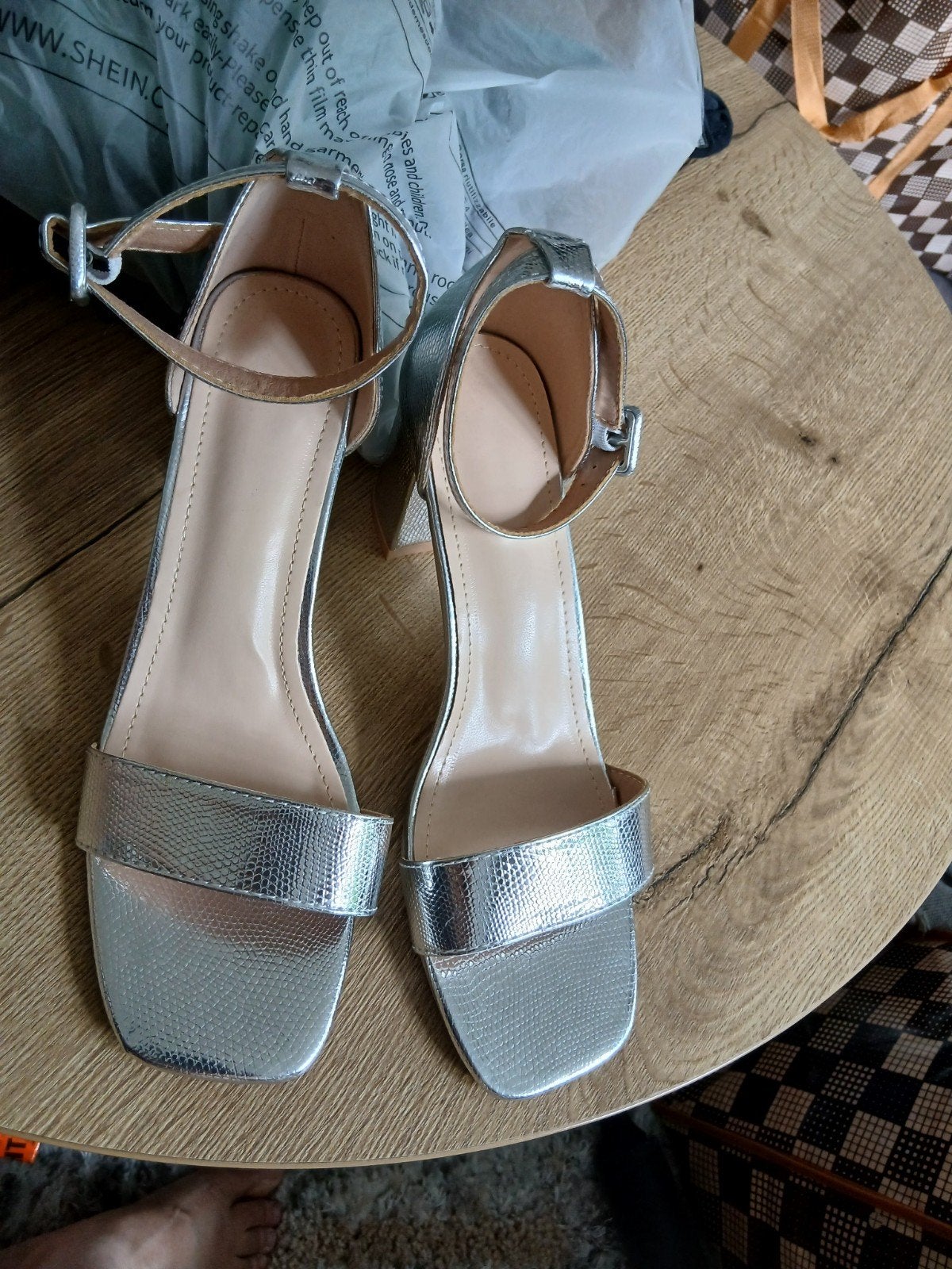 Nieuwe zilveren en gouden schoenen maat 40, Kleding | Dames, Ophalen of Verzenden, Nieuw, Overige kleuren