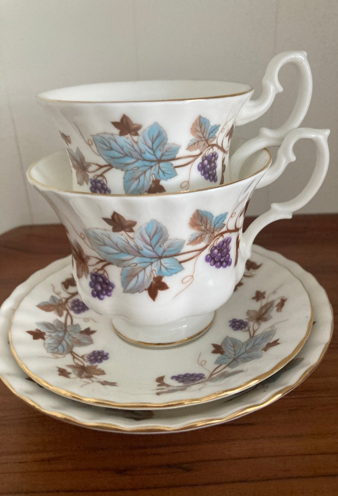 Royal Albert Lorraine set van 2 kopjes - druiven, Verzenden