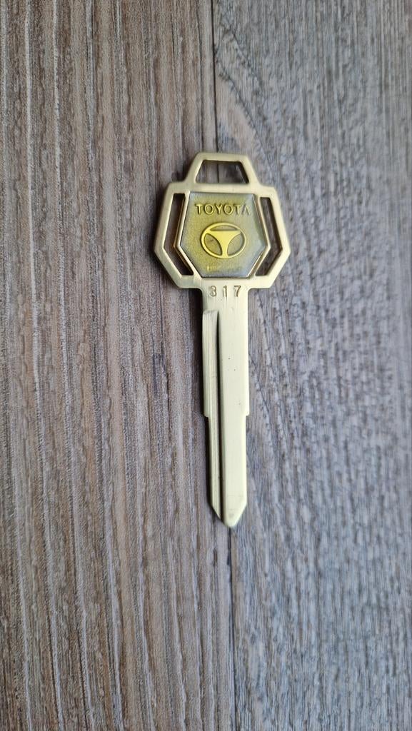 Toyota mode sleutel  corolla supra celica land cruiser mr2, Verzamelen, Speldjes, Pins en Buttons, Sport, Ophalen