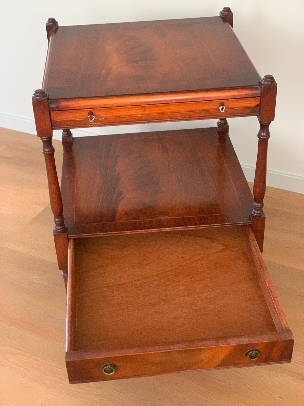 Klassieke bijzettafel met lade en uitschuifbaar plateau, Ophalen