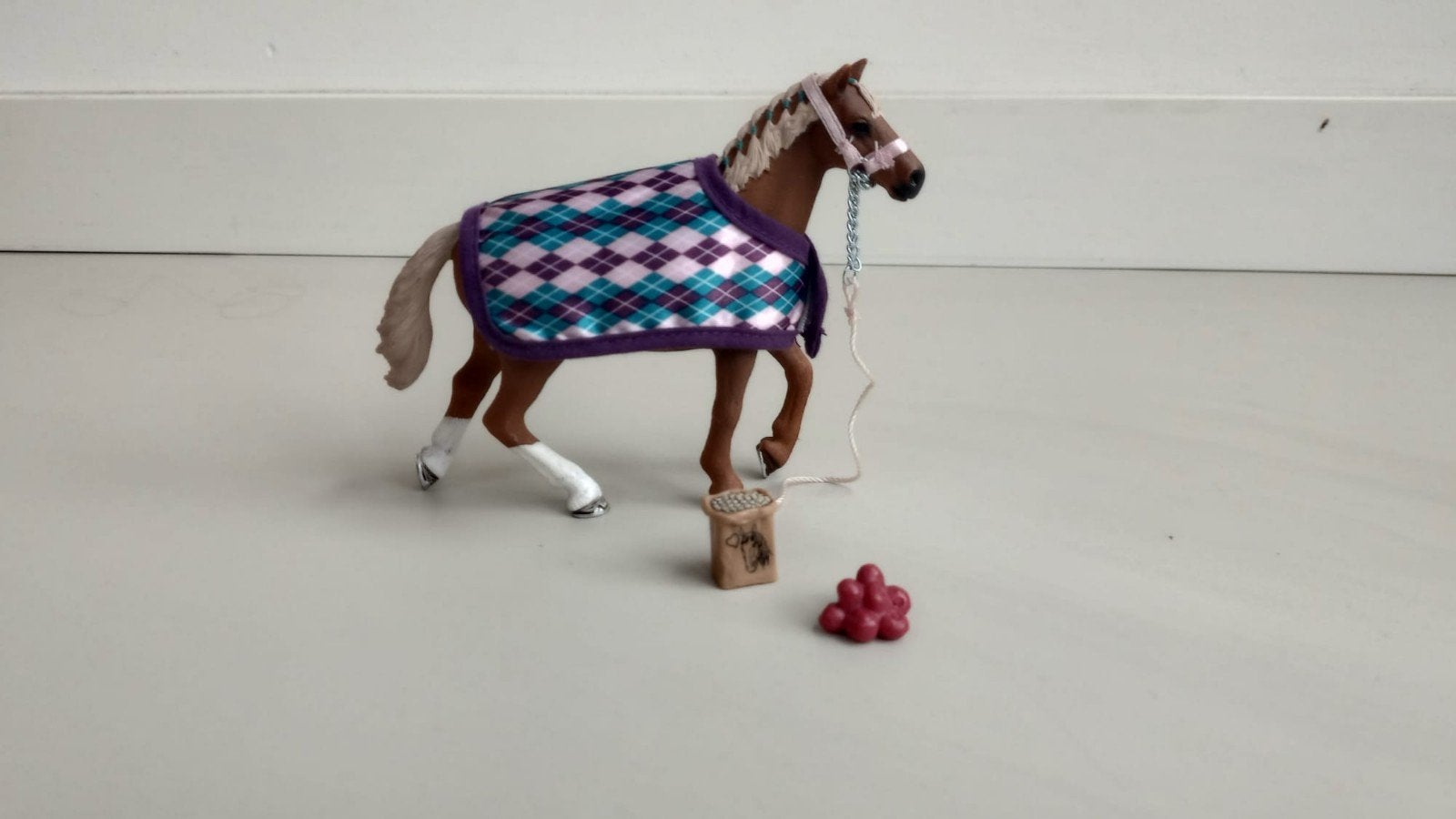 Schleich paard met deken en accessoires, Ophalen of Verzenden, Gebruikt, Jongen of Meisje