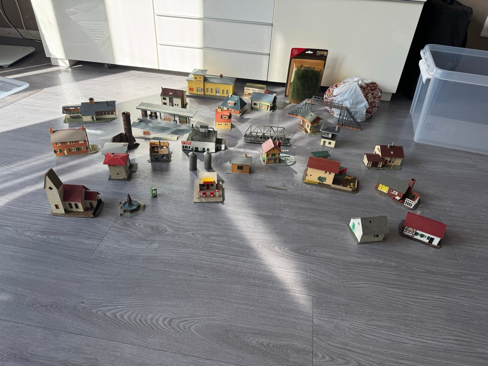 Grote verzameling modelbouw huisjes en diorama onderdelen, Ophalen of Verzenden, Gebruikt, 1:35 tot 1:50, Diorama