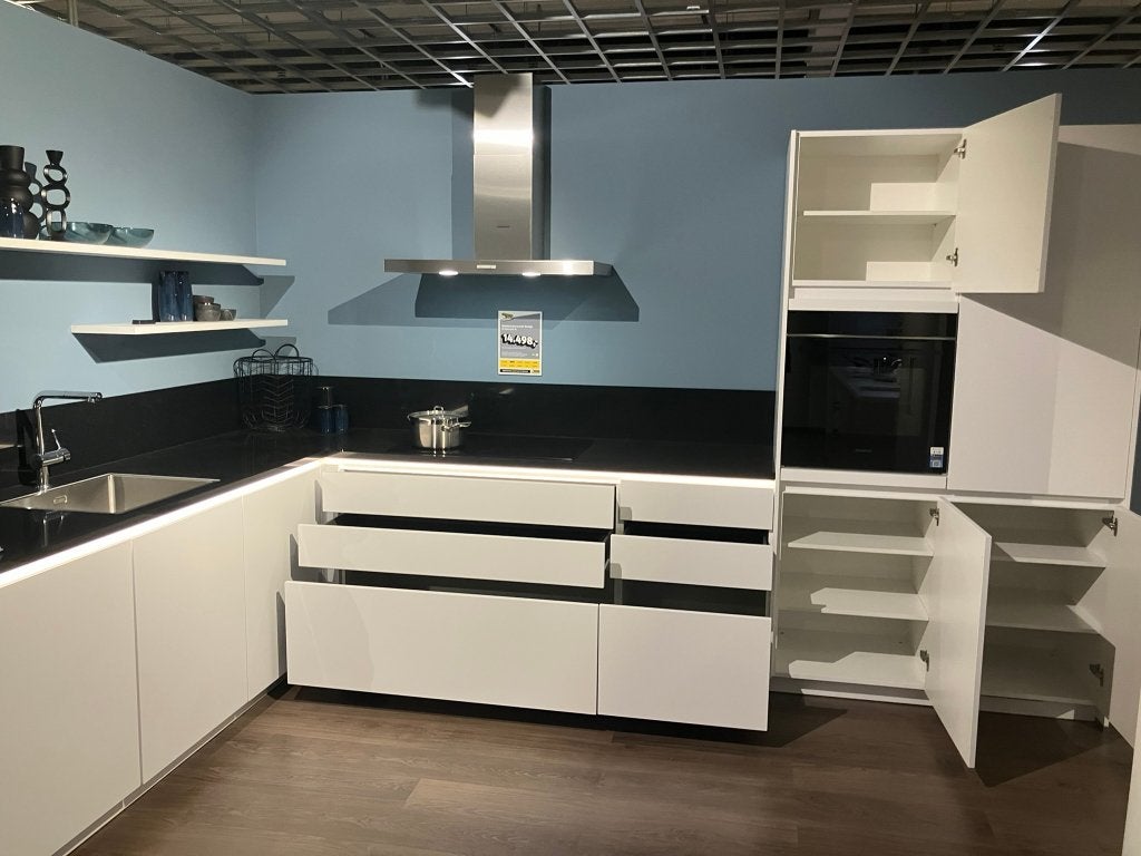 Greeploze witte hoekkeuken met luxe Siemens apparatuur, Ophalen, Wit, Hoekkeuken, Zo goed als nieuw