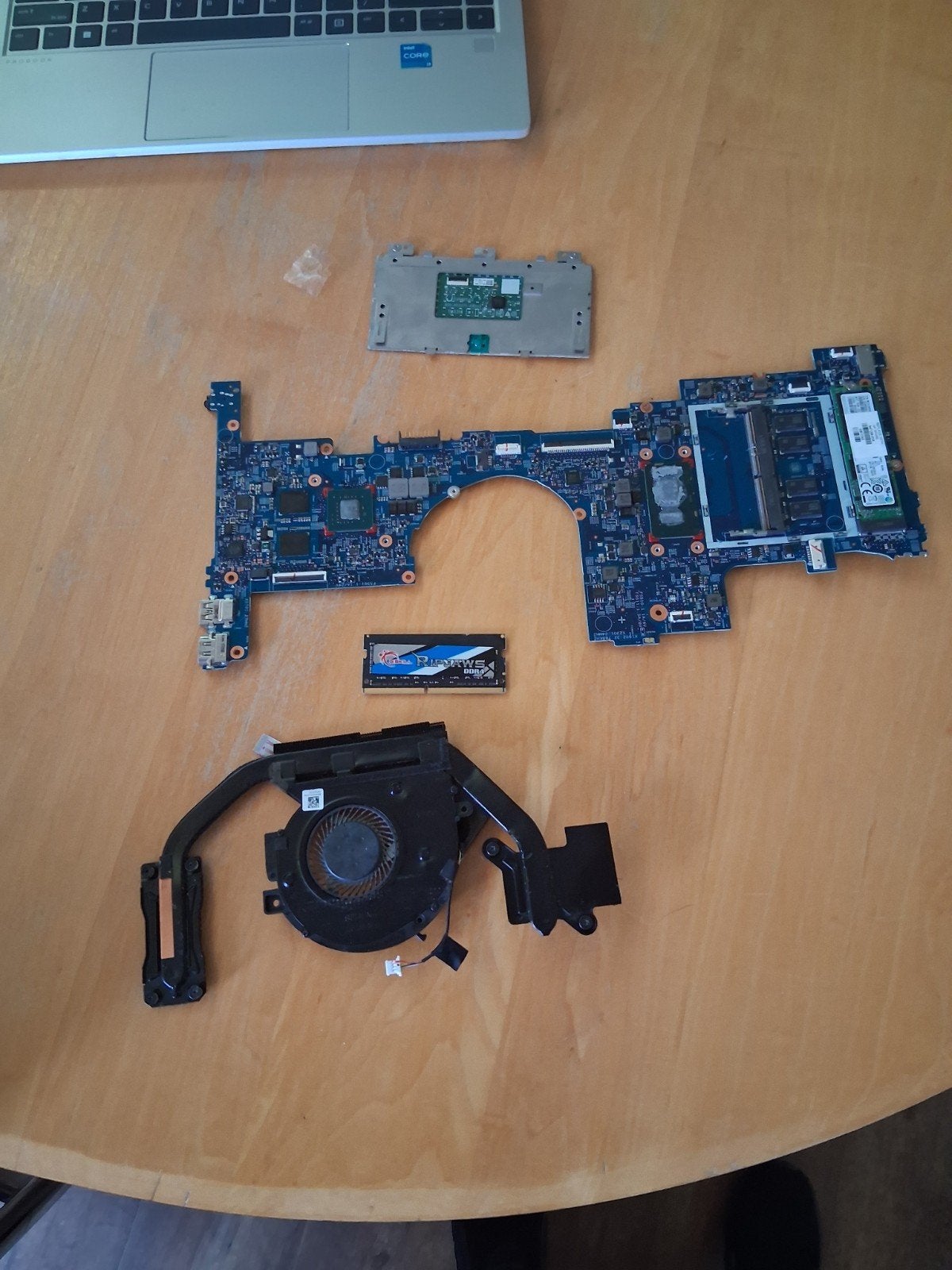 Laptop onderdelen: Moederbord, RAM, Koeler - Alles te zien, Gebruikt, Onbekend, DDR4, 8 GB