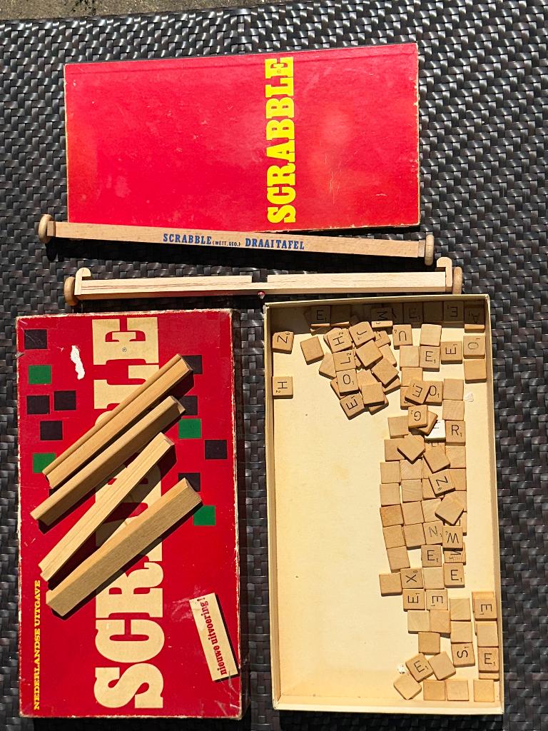 2 X SCRABBLE  in DOOS 1 met DRAAITAFEL, Drie of vier spelers, Ophalen of Verzenden, Gebruikt, Parker.