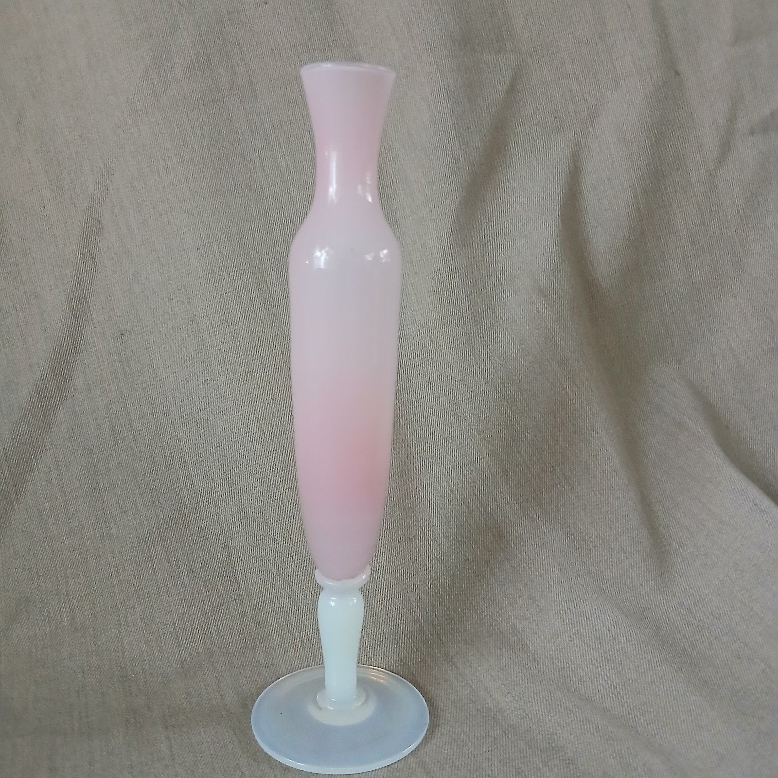 roze opaline vaas op witte voet, Ophalen of Verzenden, Op voet, Roze