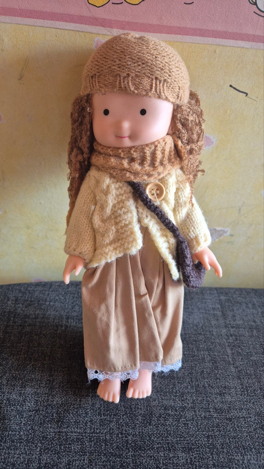Nieuwe Schattige Pop met Handgebreide Outfit en Accessoires, Ophalen of Verzenden, Nieuw, Pop