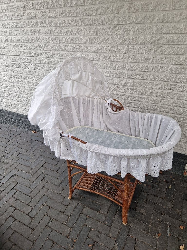Rotan Wieg met Onderstel en Matrasje, Ophalen, Gebruikt, Wieg