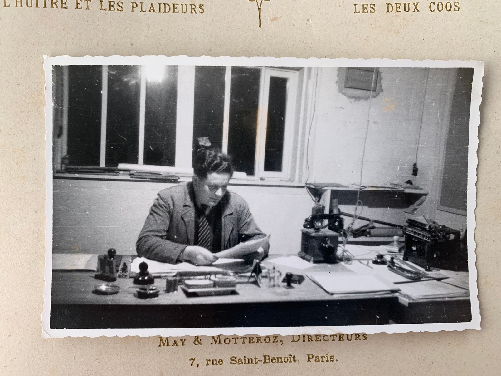 Foto - man achter zijn bureau (EL), Gebruikt, Foto, Ophalen of Verzenden, Voor 1940
