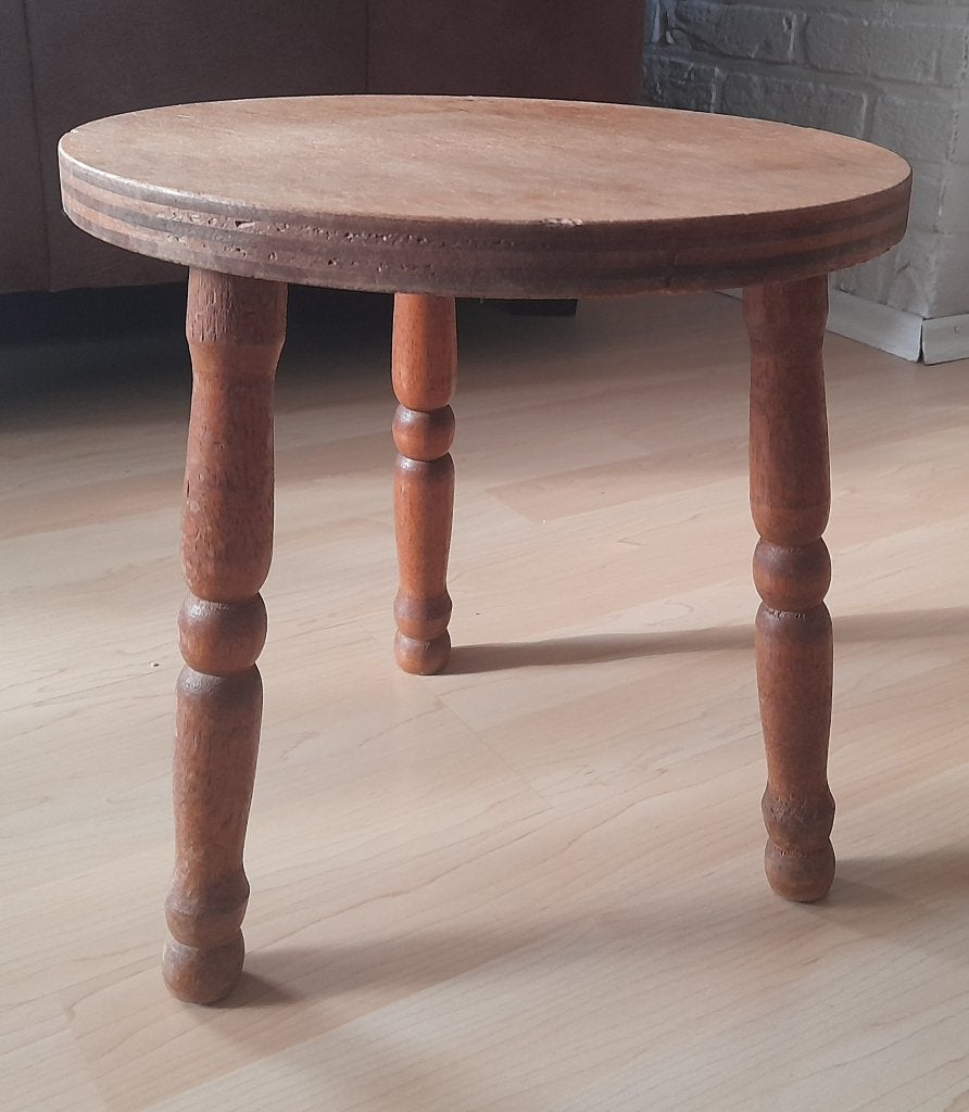 VINTAGE / RETRO ROND TAFELTJE MET 3 BEWERKTE POTEN, Ophalen of Verzenden, Gebruikt, Hout