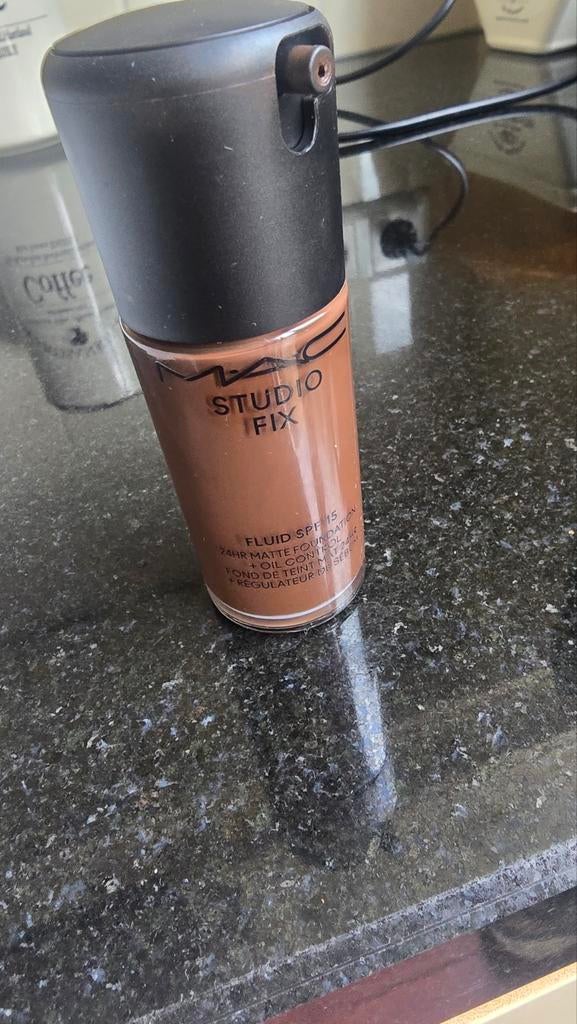 MAC  FOUNDATION, Bruin, Gehele gezicht, Ophalen of Verzenden, Zo goed als nieuw