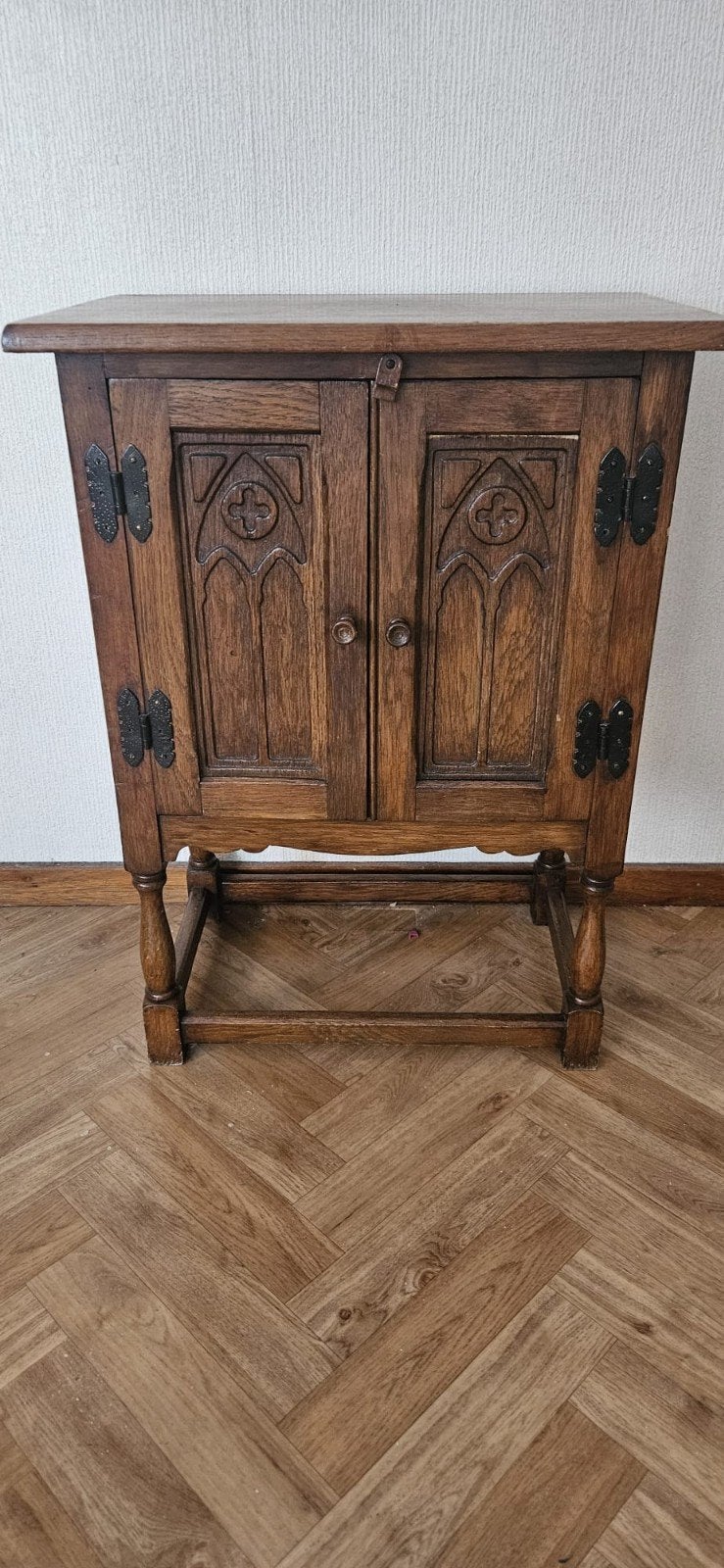 Antieke houten kast met decoratieve deuren, Ophalen of Verzenden, Gebruikt