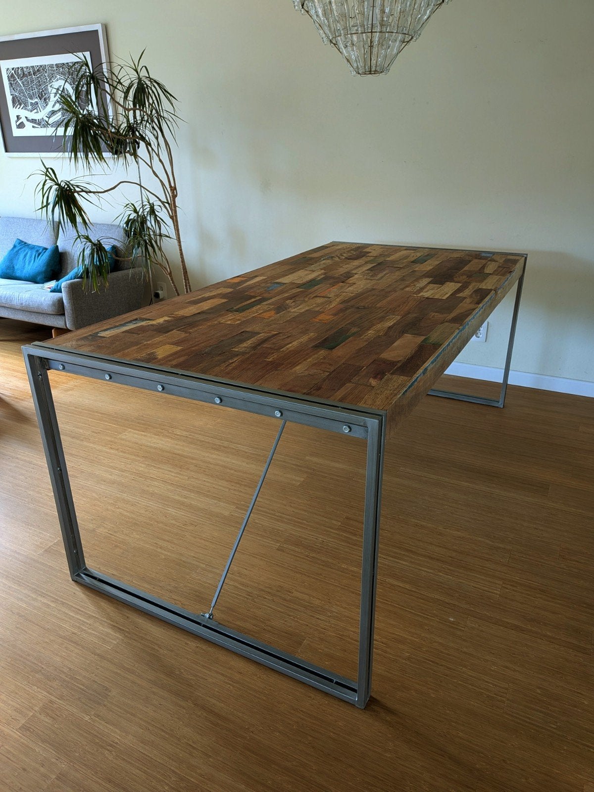 Eettafel met uniek houten blad en metalen onderstel, Huis en Inrichting, Tafels | Eettafels, Gebruikt, 50 tot 100 cm, Industrieel, Modern, Eclectisch