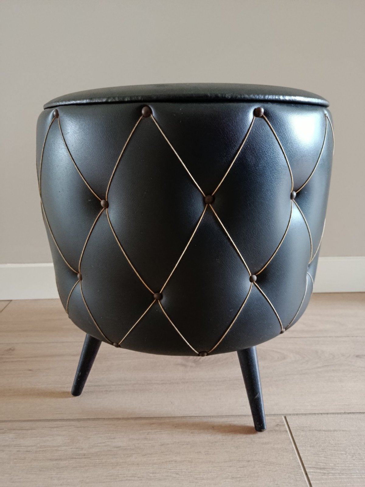 Vintage poef, zwart skai, jaren '50, Minder dan 50 cm, Minder dan 50 cm, Ophalen of Verzenden, Zo goed als nieuw