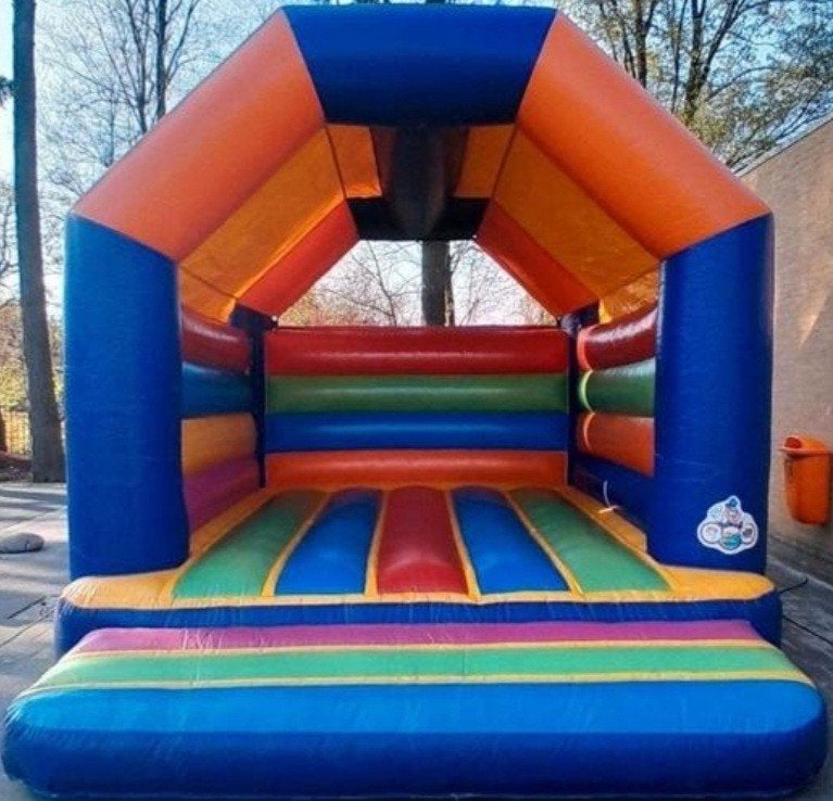 Te Huur Springkussen Kleurenboog vanaf 139,99, Ophalen, Zo goed als nieuw