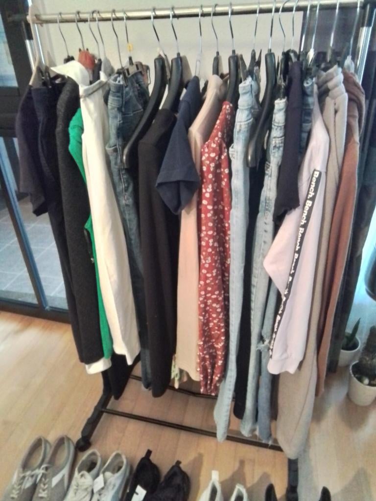 Kledingrek met 20 x kleding en 5 paarschoenen samen 25 euro, Kleding | Dames, Kledingrekken, Ophalen of Verzenden, Gebruikt