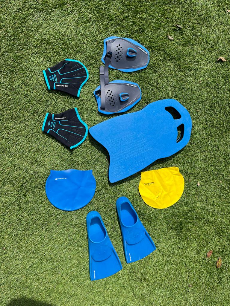 Zwempakket: zwemvliezen, plank, handschoenen, badmutsen, Ophalen of Verzenden, Gebruikt, Snorkelvinnen
