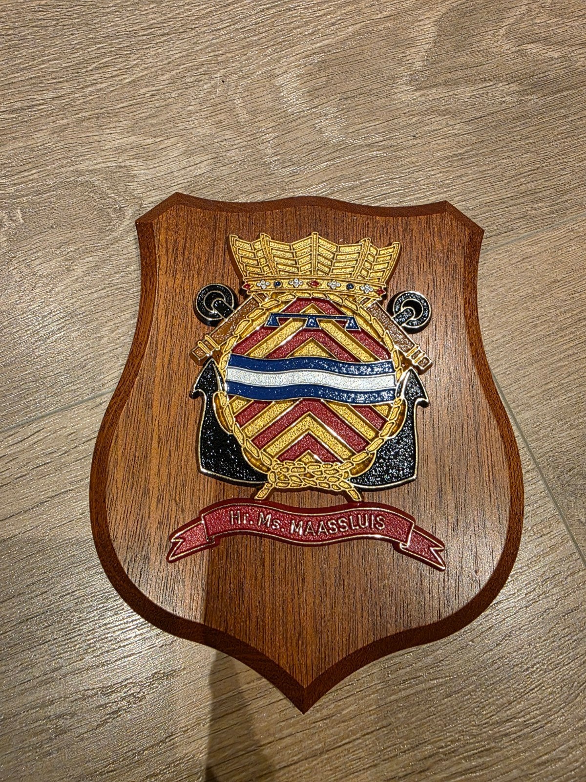 Wapenschildje Hr.Ms.Maassluis Mijnenjager M856 Marine, Verzamelen, Ophalen, Marine, Nederland, Embleem of Badge