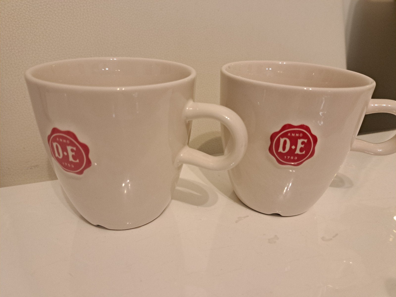 2x DE Douwe Egberts mok Royal Raya rood zege, Huis en Inrichting, Keuken | Servies, Ophalen of Verzenden, Overige stijlen, Kop(pen) en/of Schotel(s)