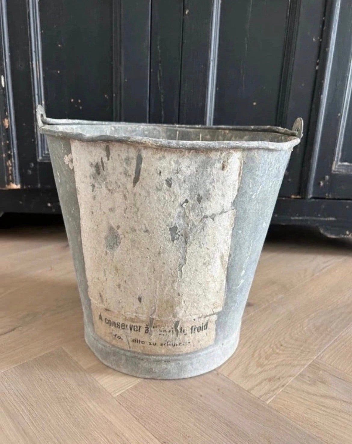 Oude zinken emmer met etiket, Verzenden