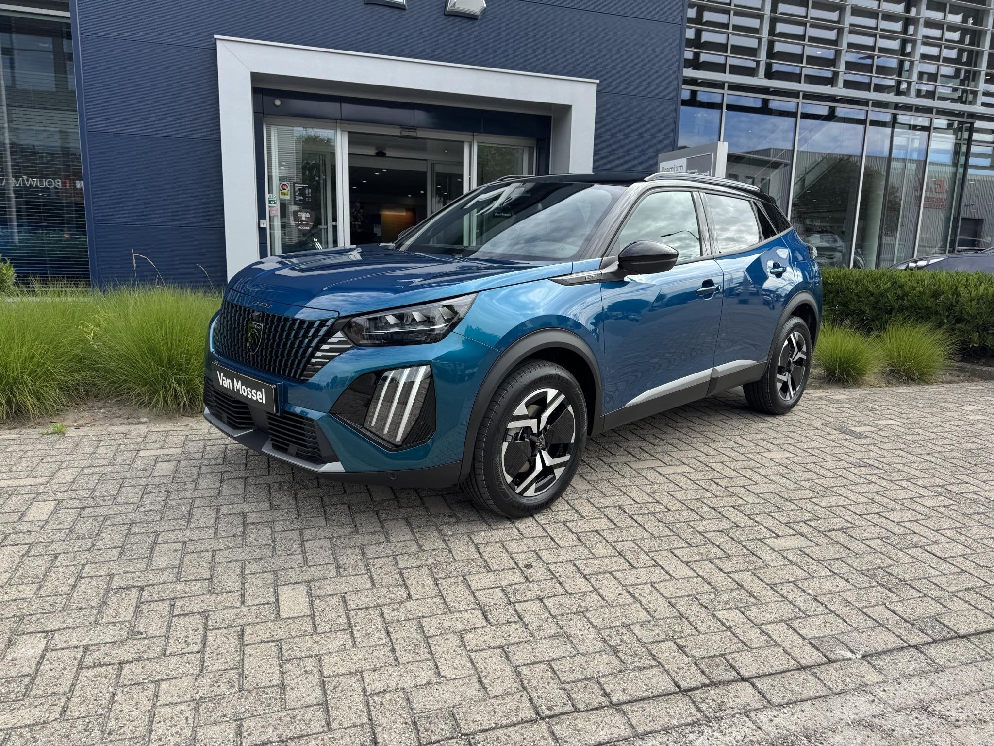 Peugeot 2008 1.2 Hybrid 145 GT, Gebruikt, Euro 6, 1199 cc, Blauw