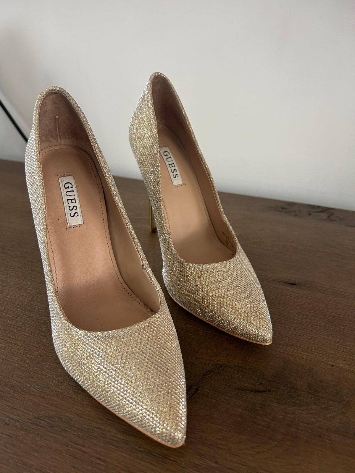 Mooie gouden pumps Guess maat 38, Ophalen of Verzenden, Zo goed als nieuw, Overige kleuren
