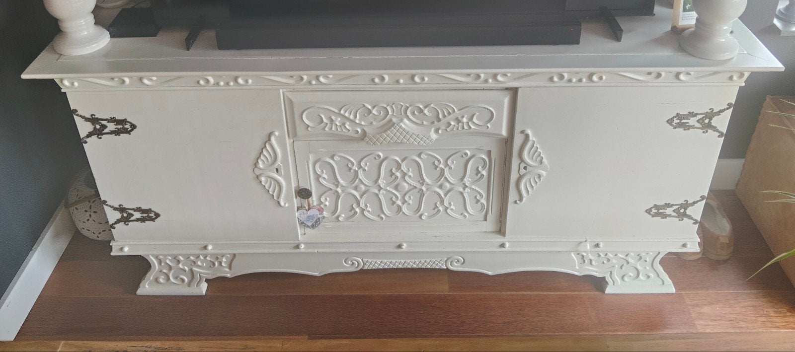 Dressoir wit geschilderd met houtsnijwerk, Huis en Inrichting, Ophalen, Gebruikt, 50 tot 75 cm, 150 tot 200 cm