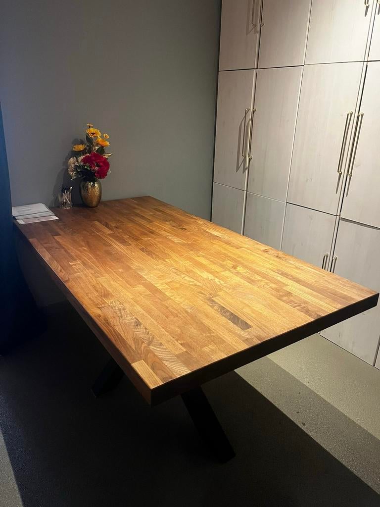 Massief houten eettafel met metalen onderstel, Huis en Inrichting, Tafels | Eettafels, Ophalen, 50 tot 100 cm, Zo goed als nieuw