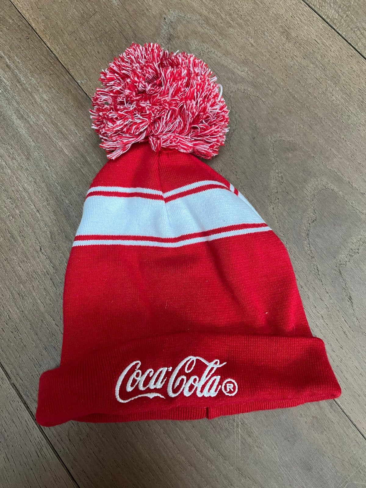 Coca-Cola Muts met Pompon - Rood & Wit kind, 134 t/m 140, Jongen of Meisje, Ophalen of Verzenden, Zo goed als nieuw