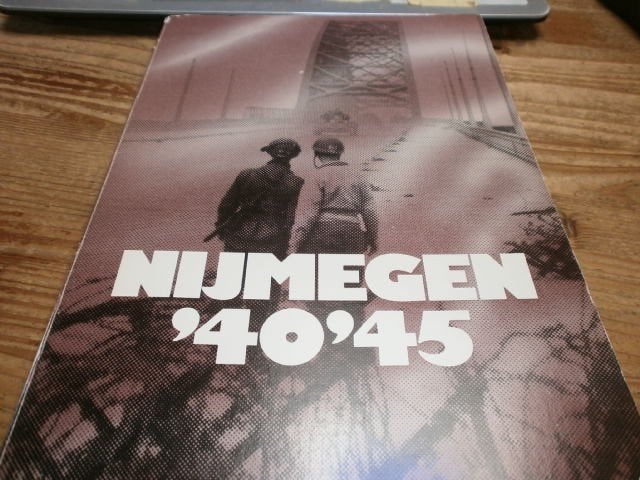 nijmegen '40 '45 veel fotos uit de tweede wereldoorlog, Ophalen of Verzenden, Tweede Wereldoorlog, Gelezen, Overige onderwerpen