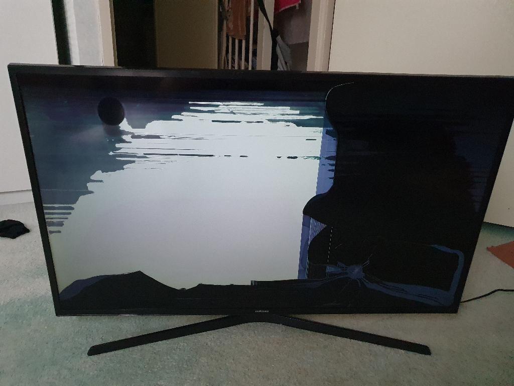Te Koop Samsung Smart Tv.UHD 40 inch Barst in het scherm €30, Ophalen, 50 Hz, Samsung, 100 cm of meer