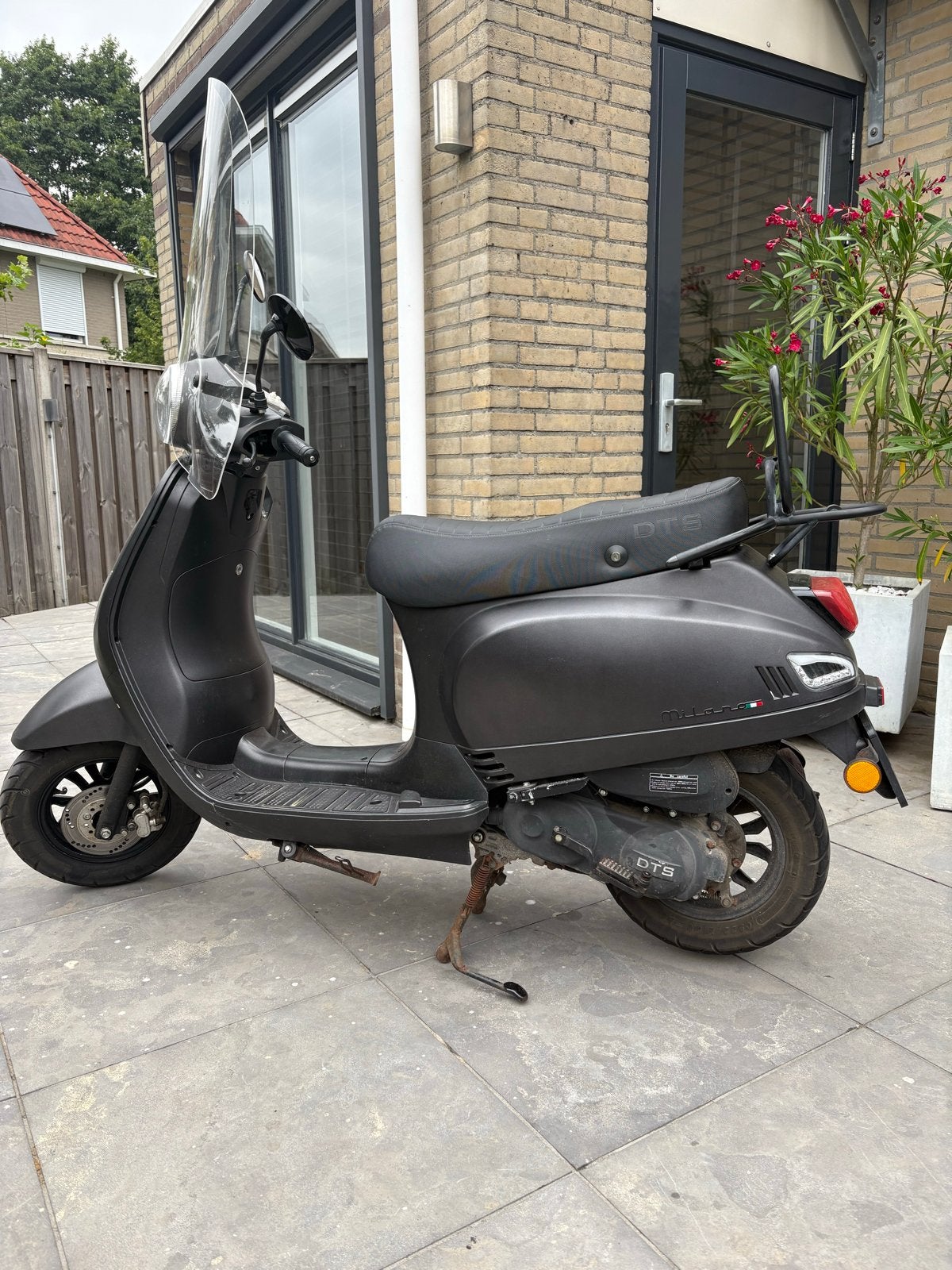 DTS Scooter Mat Zwart - Inclusief 2 Helmen, Ophalen, Gebruikt, Benzine, Overige merken