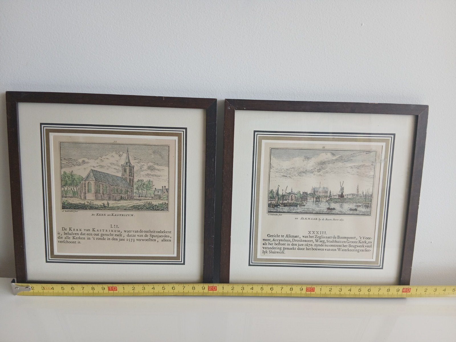 2 ingelijste kopergravures: Alkmaar en Castricum (20x20cm), Antiek en Kunst, Ophalen of Verzenden, Stadsgezicht, Gravure, Ingelijst