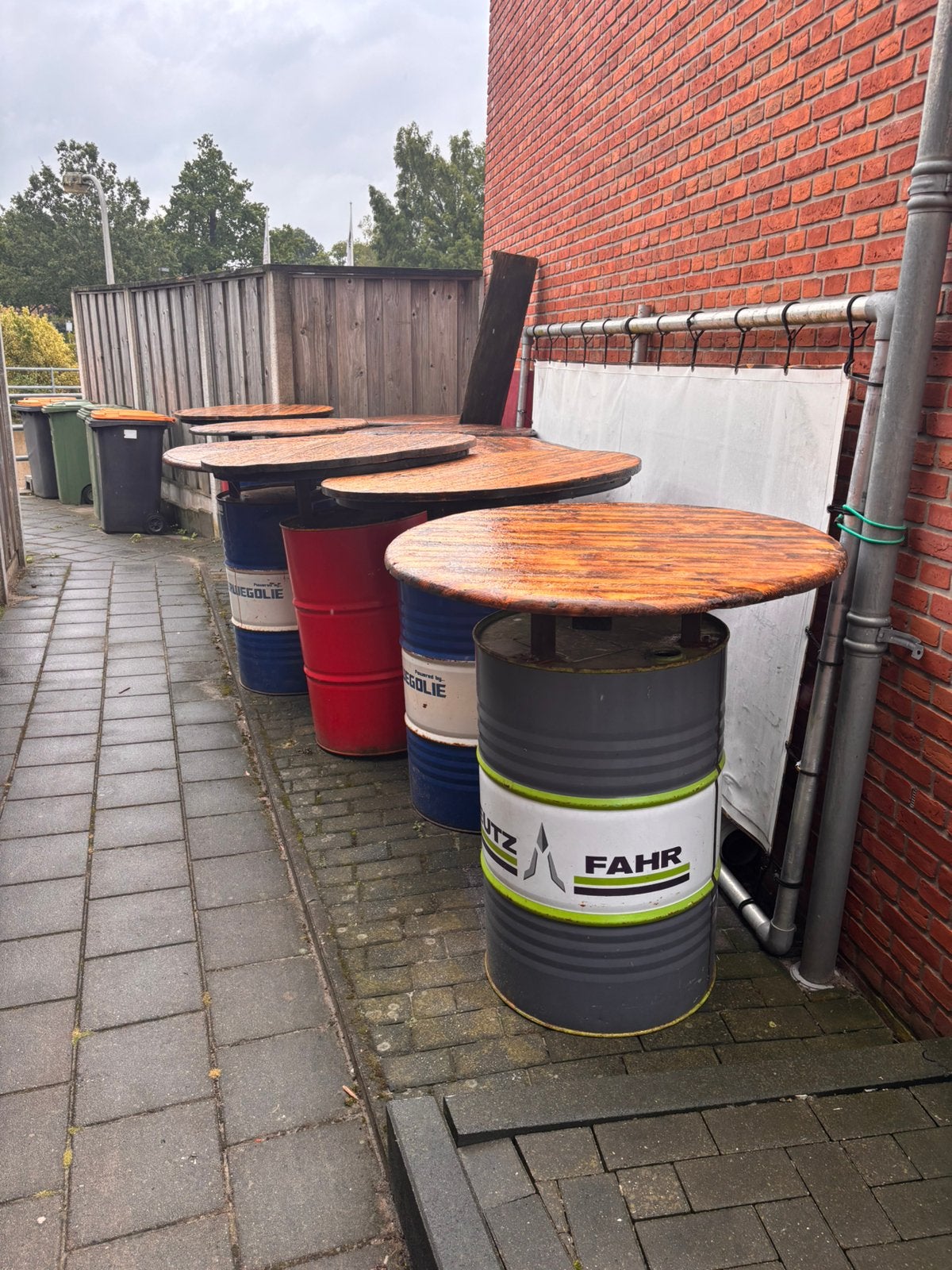 Statafels van Olievaten, Ophalen, Zo goed als nieuw