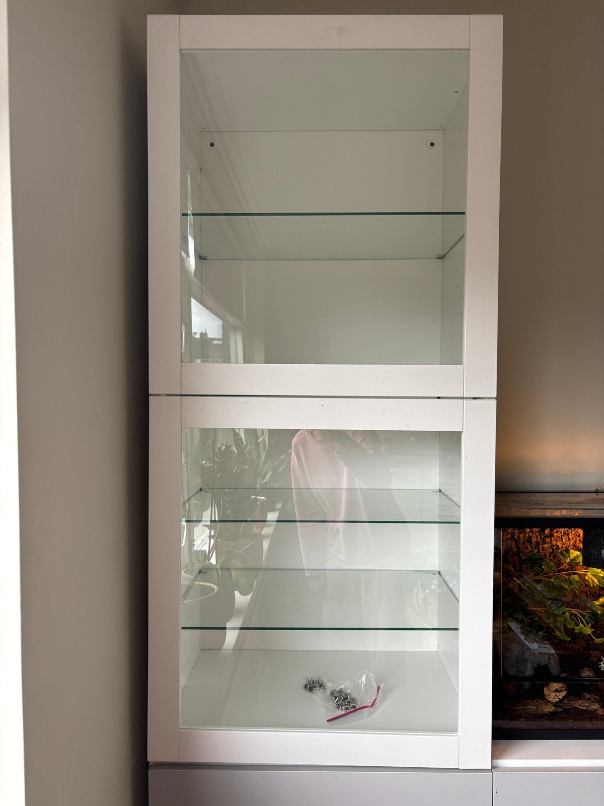 Ikea Besta vitrinekast met 5 glazen planken en glazen deuren, Huis en Inrichting, Gebruikt, 200 cm of meer, Ophalen of Verzenden