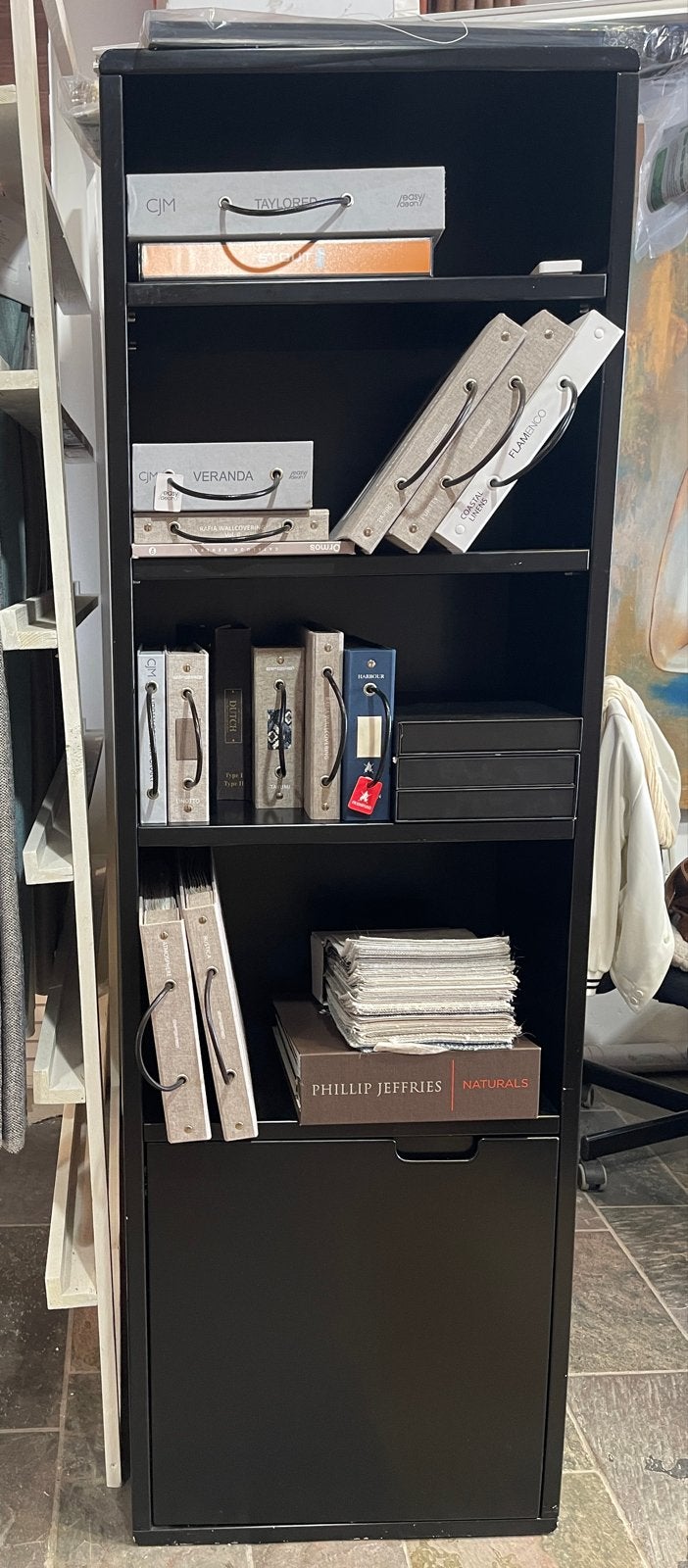 Zwarte Boekenkast met Opbergruimte / GRATIS!!!, Huis en Inrichting, Kasten | Boekenkasten, Ophalen, Gebruikt, 50 tot 100 cm, Metaal