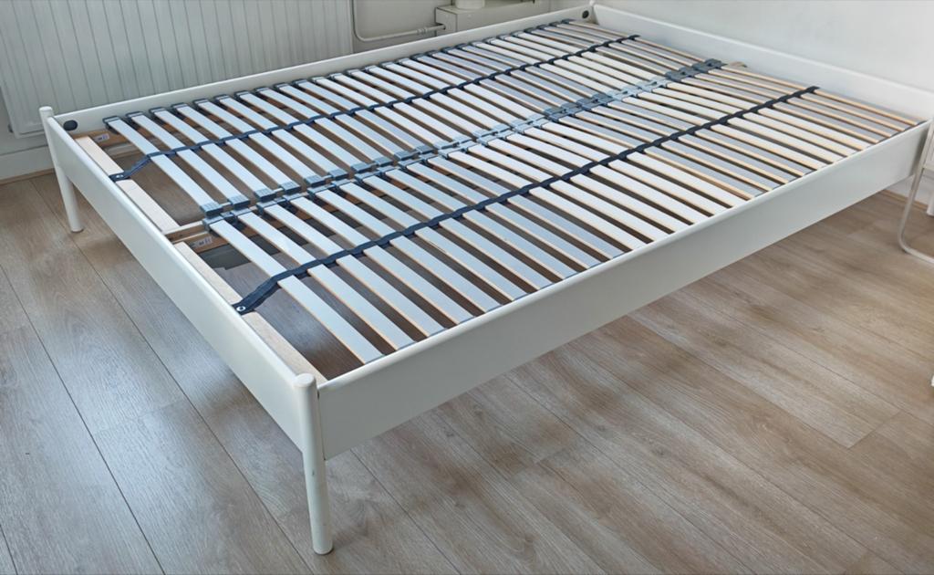 Bed met lattenbodem en matras 140x200, Huis en Inrichting, Ophalen, Gebruikt, Wit, Tweepersoons