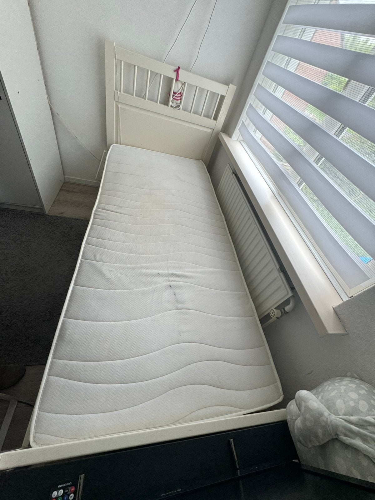 Eenpersoonsbed met matras, Huis en Inrichting, Slaapkamer | Bedden, Ophalen, 90 cm, Eenpersoons, Wit