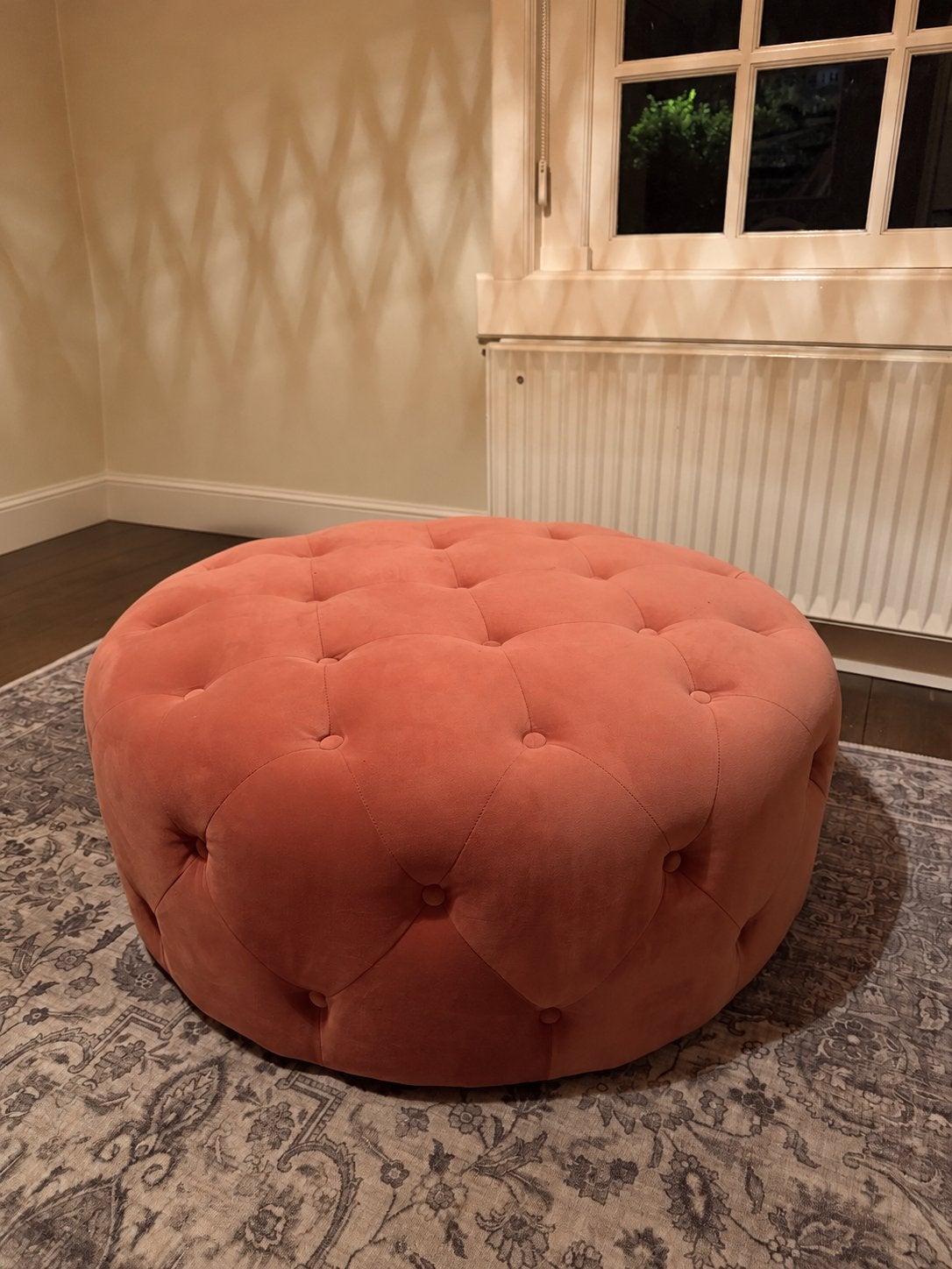 Oud Roze fluwelen poef met knopen - Zo goed als nieuw, Ophalen, Rond, Zo goed als nieuw, 75 tot 100 cm