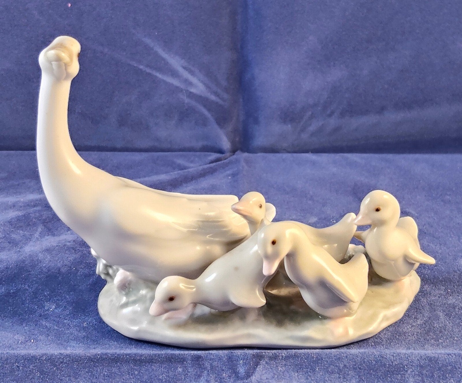 Lladró "Little Ducks After Mother" (1307) - Juan Huerta 1974, Ophalen of Verzenden, Zo goed als nieuw, Dier